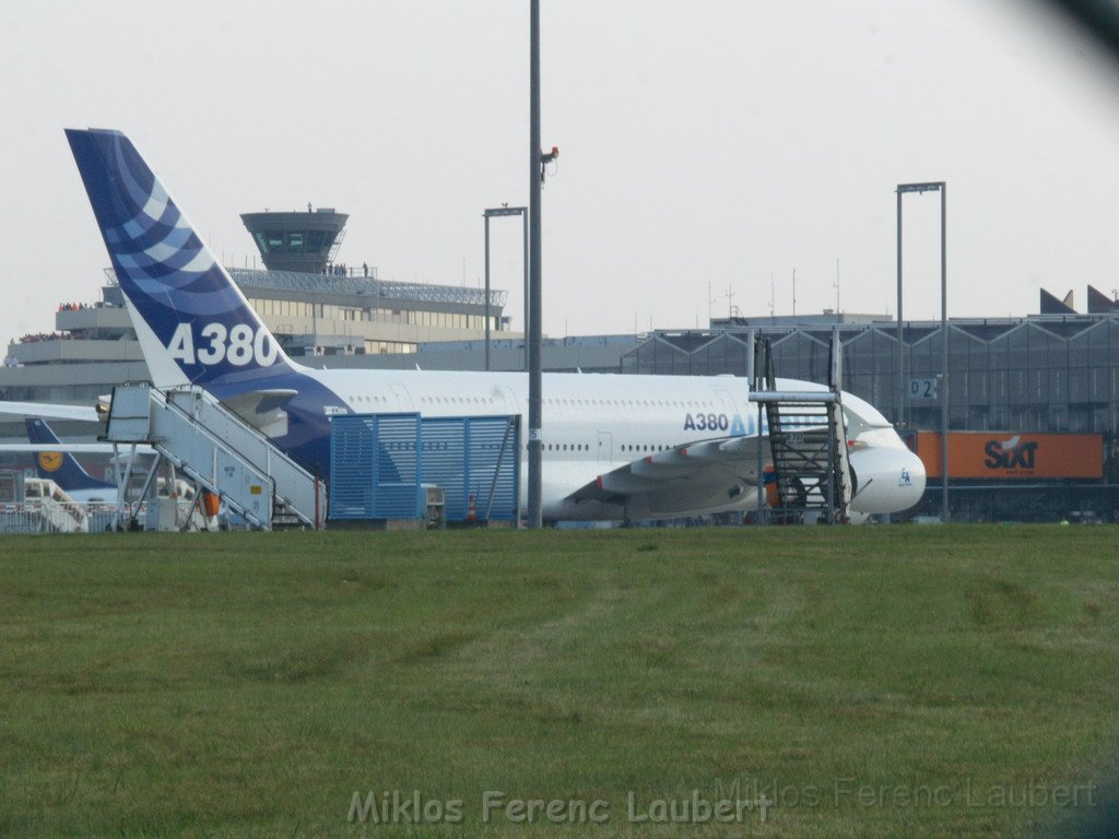 Warten auf den Airbus 380 Koeln Bonn P369.JPG